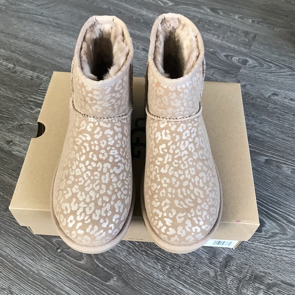 Ugg classic mini snow leopard boot - Picture 3 of 7